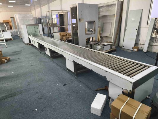 ISO 14644 と GMP に準拠するクリーンルーム転送システムのための2つのHEPAフィルターと304ステンレス鋼フレーム付きの電動ローラーコンベヤーエアシャワー