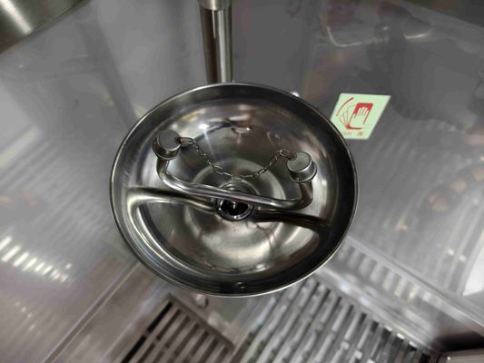 緊急用安全シャワーと眼洗い室